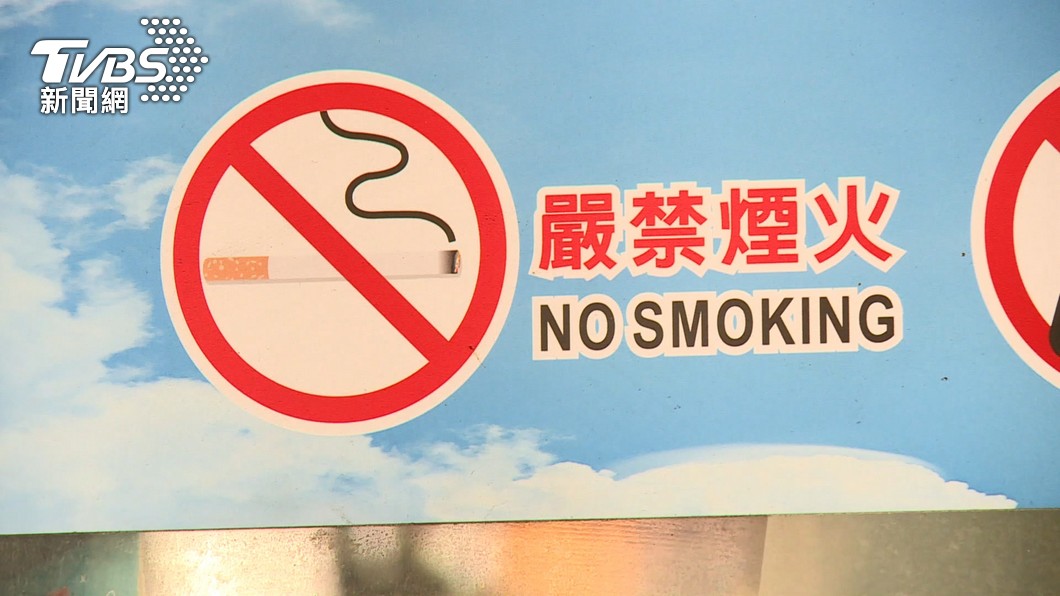 男子不滿抽菸遭制止恐嚇店員。（圖／TVBS）