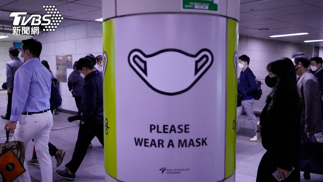 韓國將逐步解除室內戴口罩規定。（圖／達志影像美聯社）