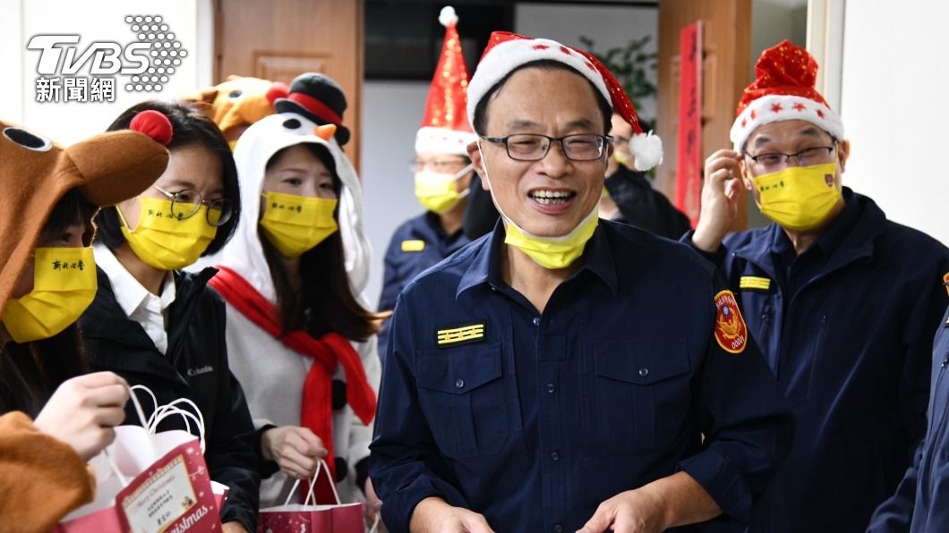 新北市警局長黃宗仁到各科室分送耶誕禮物。（圖／TVBS）