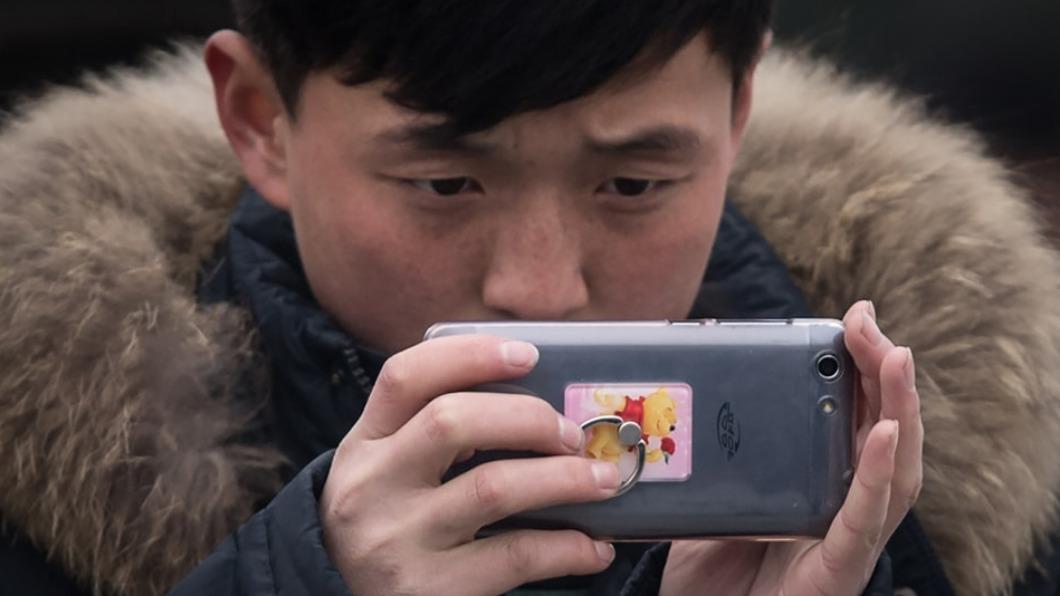 北韓民眾使用智慧型手機。（圖／翻攝自臉書「朝鮮經貿文化情報 DPRK」）