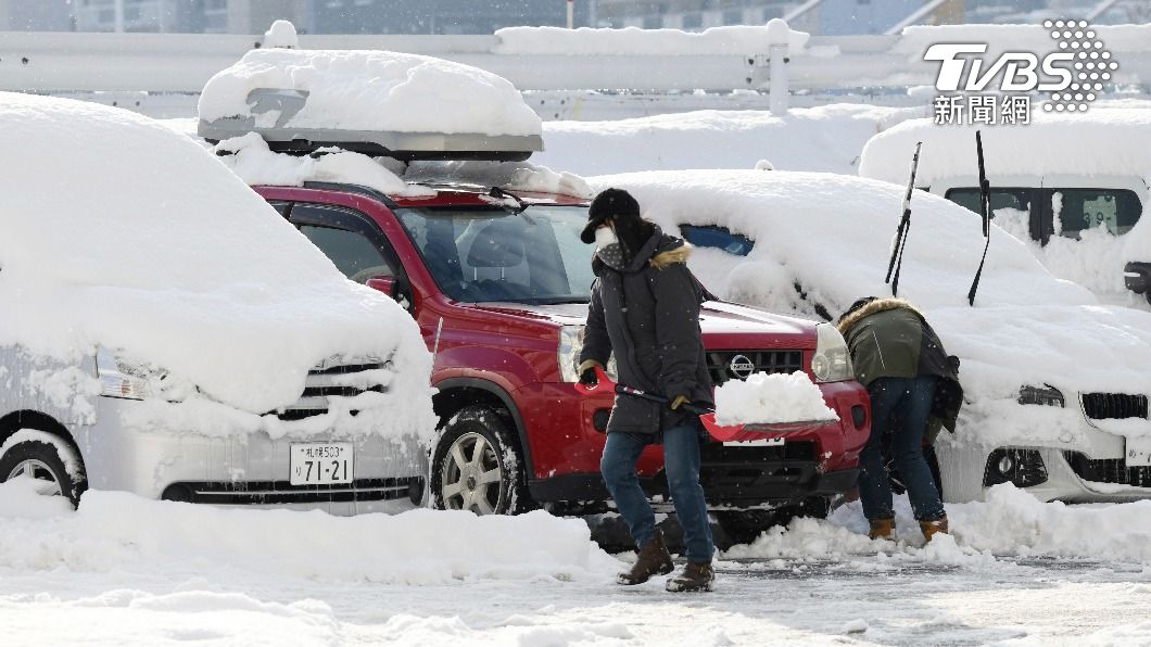 日本多處下起大雪，災情不斷。（圖／達志影像美聯社）