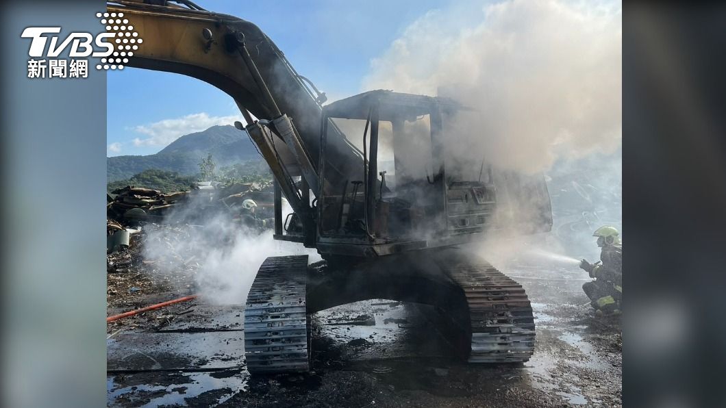 回收場內的挖土機起火燃燒，大批警消到場搶救。（圖／TVBS）