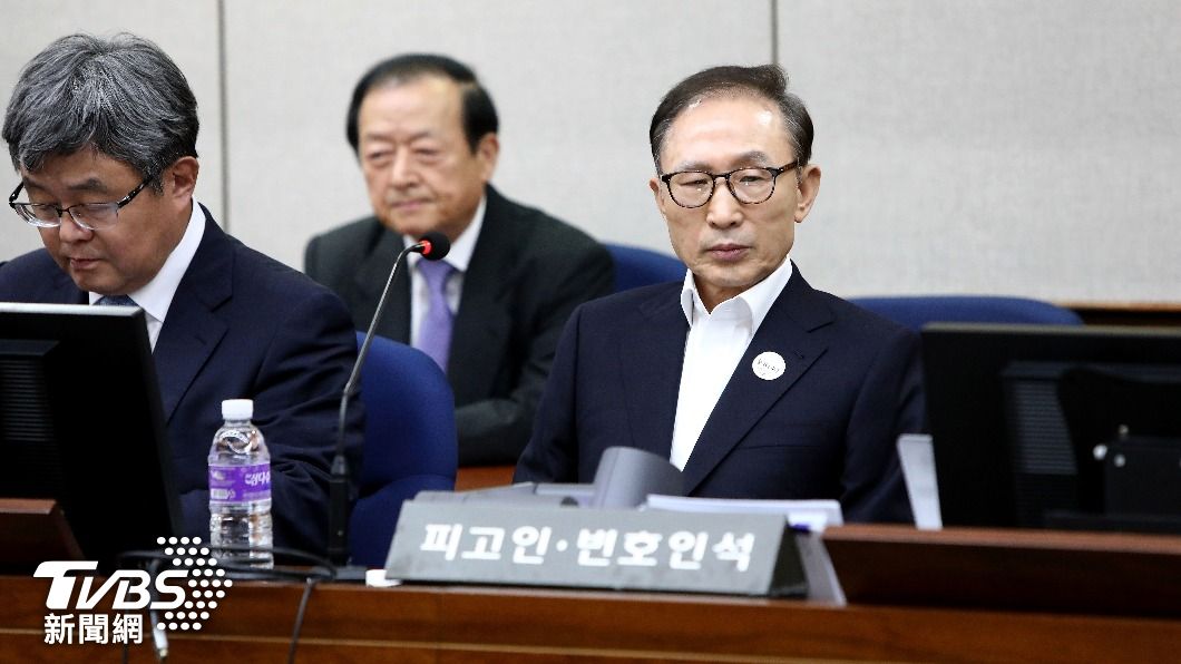 因貪汙罪名被判處17年，南韓前總統李明博（中央）有望獲新年特赦。（圖／達志影像美聯社）