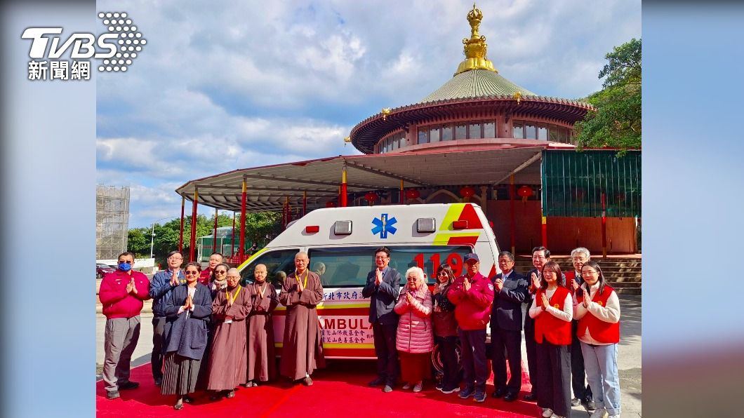 靈鷲山佛教教團日前捐贈高頂救護車，今日舉行捐贈儀式。（圖／TVBS）