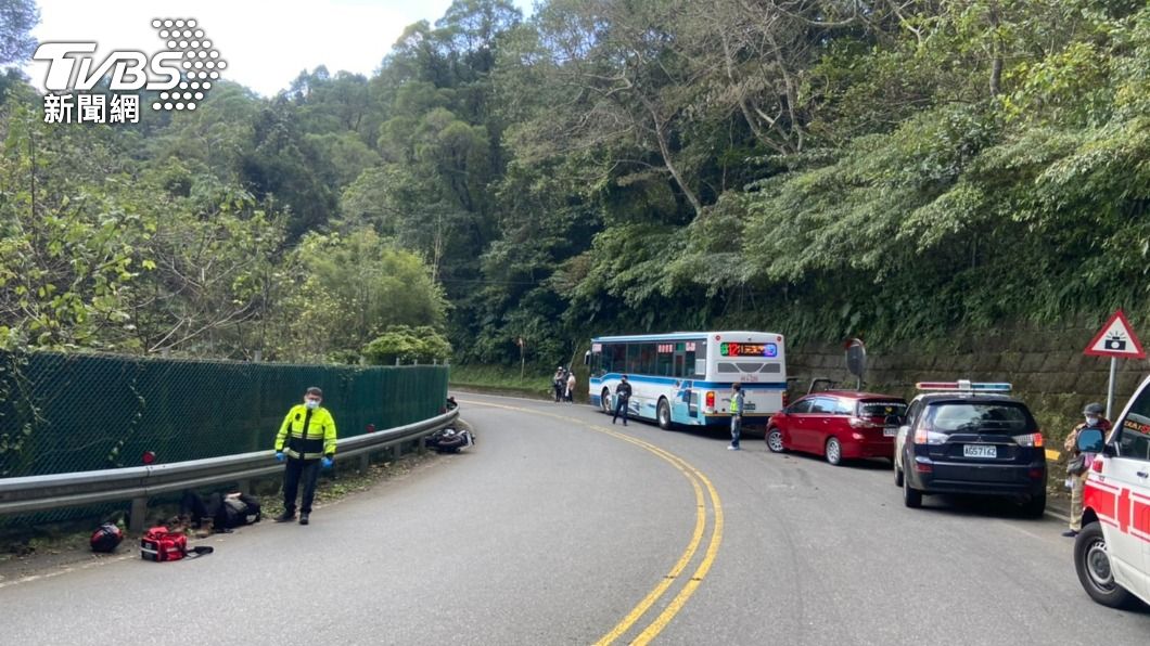 北宜公路稍早傳出事故，1名騎士失控自摔後又撞上公車，警消到場救援。（圖／TVBS）