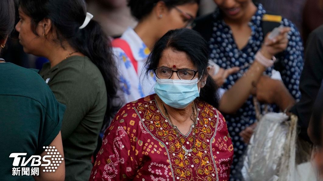 雖然政府已不再強制戴口罩，但仍有許多印度民眾外出時，會自發戴口罩保護健康。（圖／達志影像美聯社）