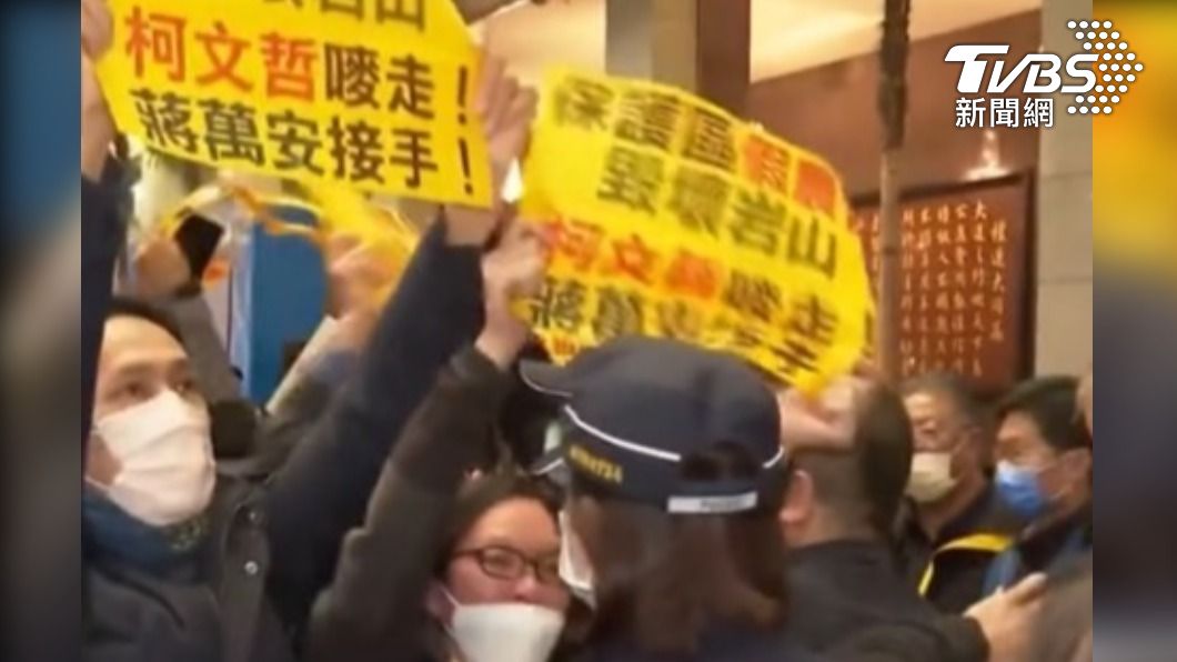 [新聞]「柯文哲嘜走!」台北市長今交接 民眾舉牌