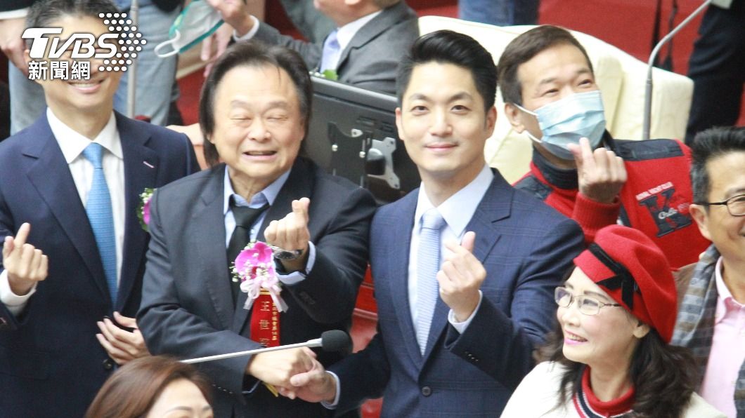 台北市長蔣萬安、台北市議員王世堅兩人握手、手比愛心。（圖／方炳超攝）