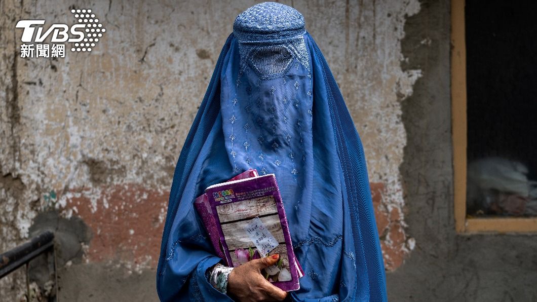 阿富汗女權不斷倒退，不僅服裝穿著嚴格受限，如今受教、工作權都被塔利班剝奪。（圖／達志影像美聯社）