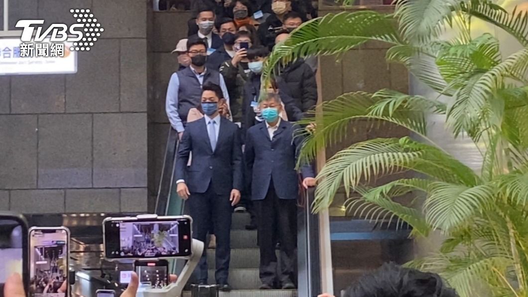 台北市長蔣萬安、前台北市長柯文哲在蔣萬安就職典禮後一同步下市府大樓。（圖／林至柔攝）