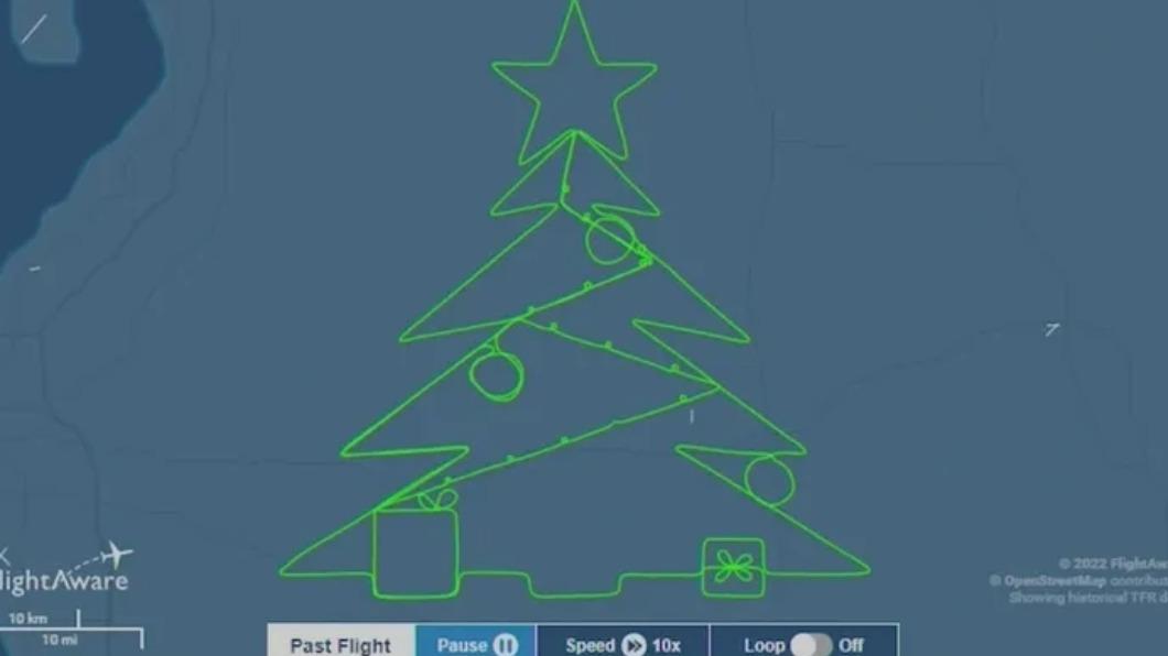 美國飛行員米蒂奇（Nathan Mitich）為取得運輸飛行員證書，在空中「飛出」一顆耶誕樹。（圖／翻攝自《福斯新聞》）