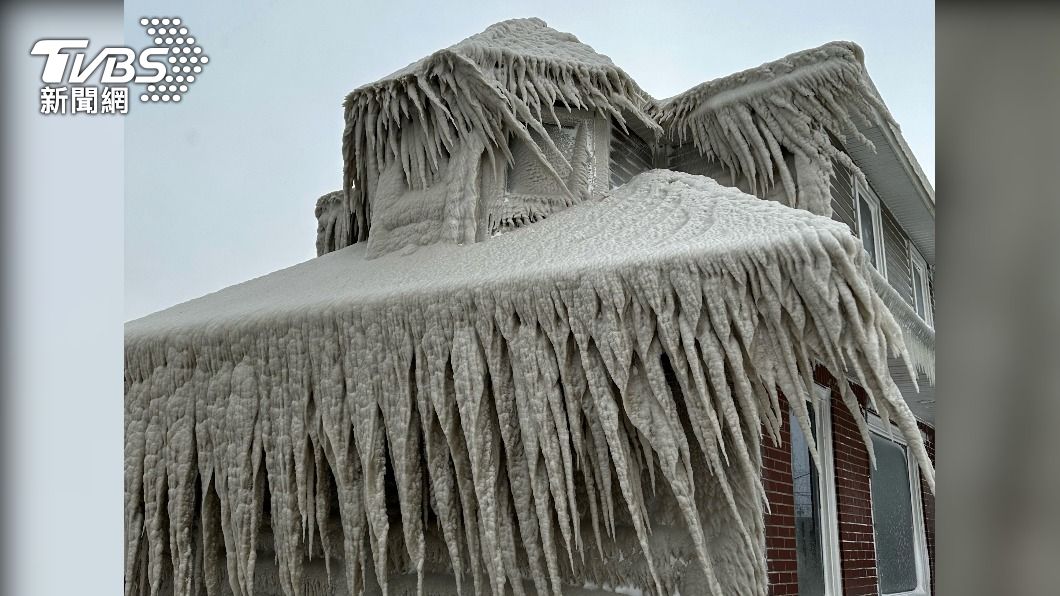 美國紐約州水牛城（Buffalo）迎來冬季風暴，房子屋簷上出現許多冰柱。（圖／達志影像路透社）