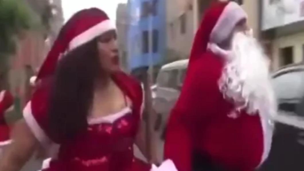 祕魯警方近日打扮成耶誕老人、耶誕爆乳正妹、鬼靈精，展開代號「芝加哥鬼靈精的殞落」緝毒行動。（圖／翻攝自《每日郵報》）