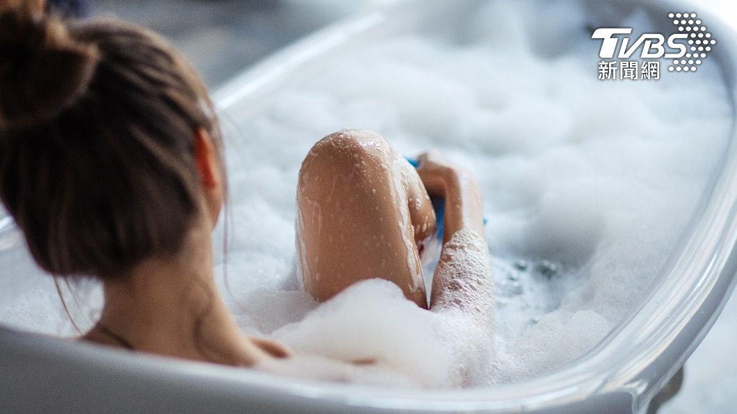 寒流來不少民眾都會在家泡熱水澡暖暖身體。（示意圖／shutterstock達志影像）