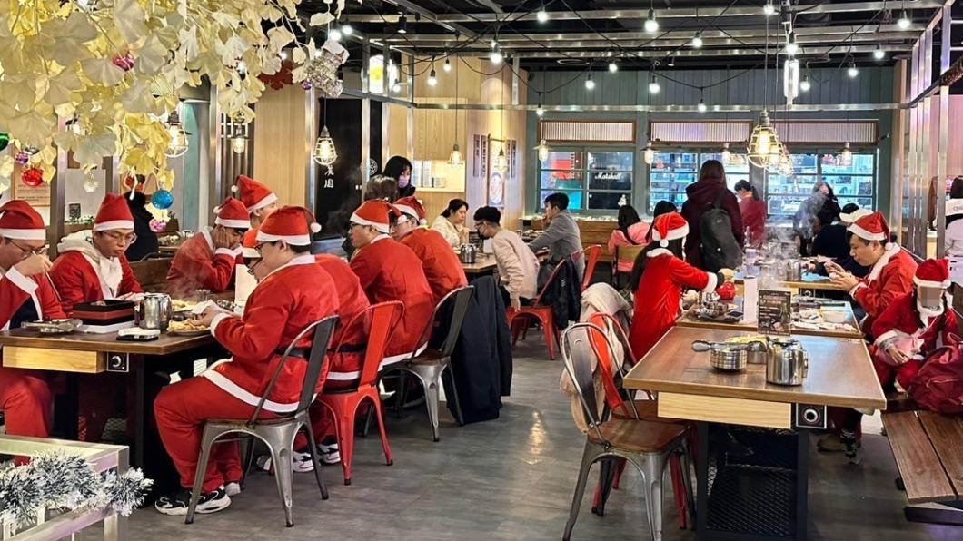 桃園大江購物中心出現「耶誕老人團」集體吃飯。（圖／大江購物中心提供）