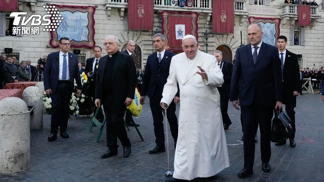 民眾望教宗為飽受戰亂蹂躪的烏克蘭祈禱。（圖／達志影像美聯社）