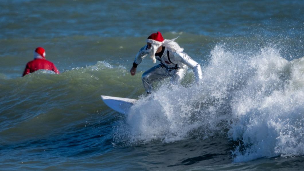 佛羅里達州在24日舉辦耶誕老人衝浪活動。（圖／翻攝自Brian Twitter）