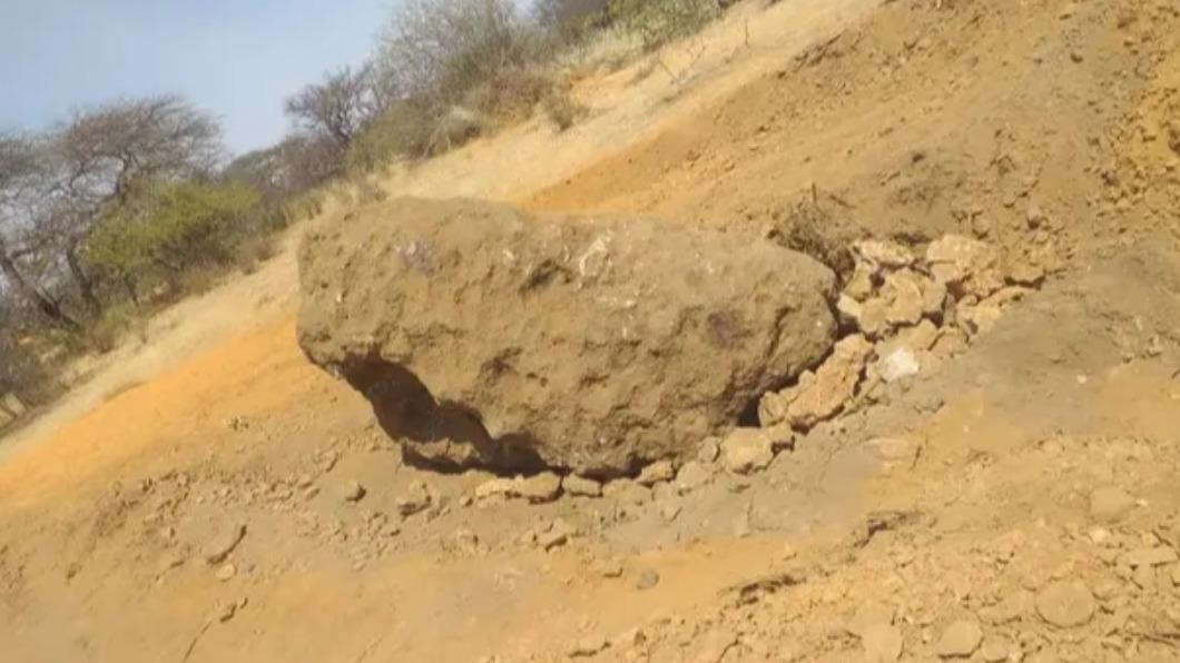 一顆寬2公尺、重15公噸的隕石，2020年墜落在東非索馬利亞石灰岩山谷。（圖／翻攝自《衛報》）