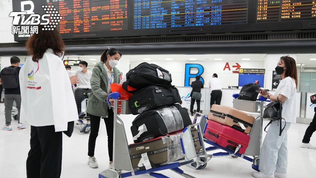 日本入境鬆綁後，機場出現旅客人潮。（圖／達志影像美聯社）