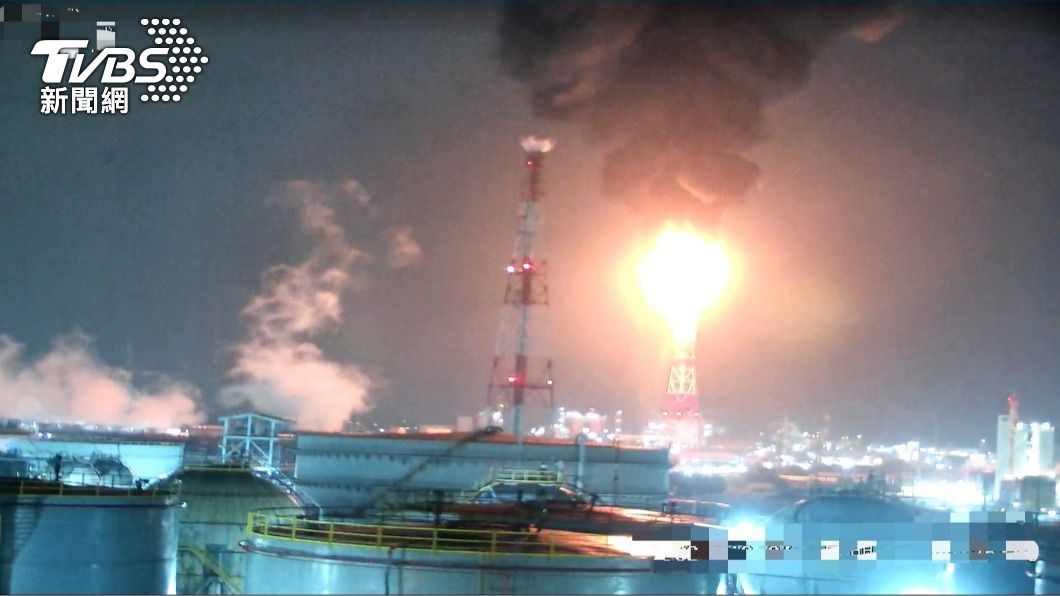 中油廢氣塔成巨型火把，環保局要罰。（圖／TVBS）
