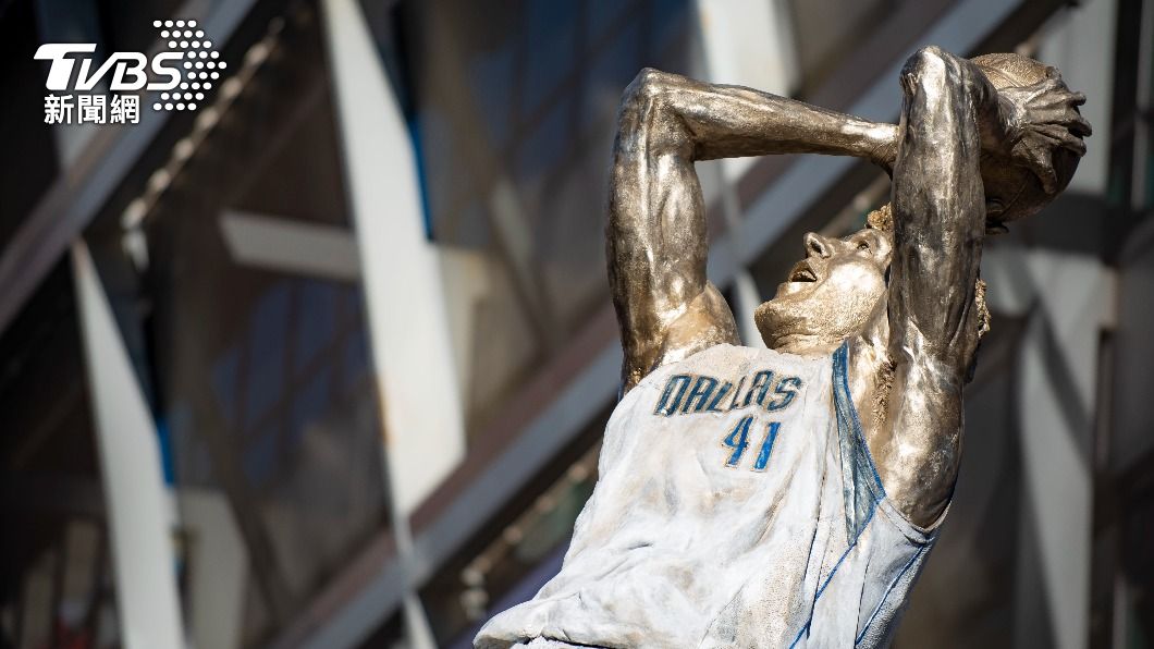 退役球星諾威茨基銅像揭幕。（圖／達志影像美聯社）