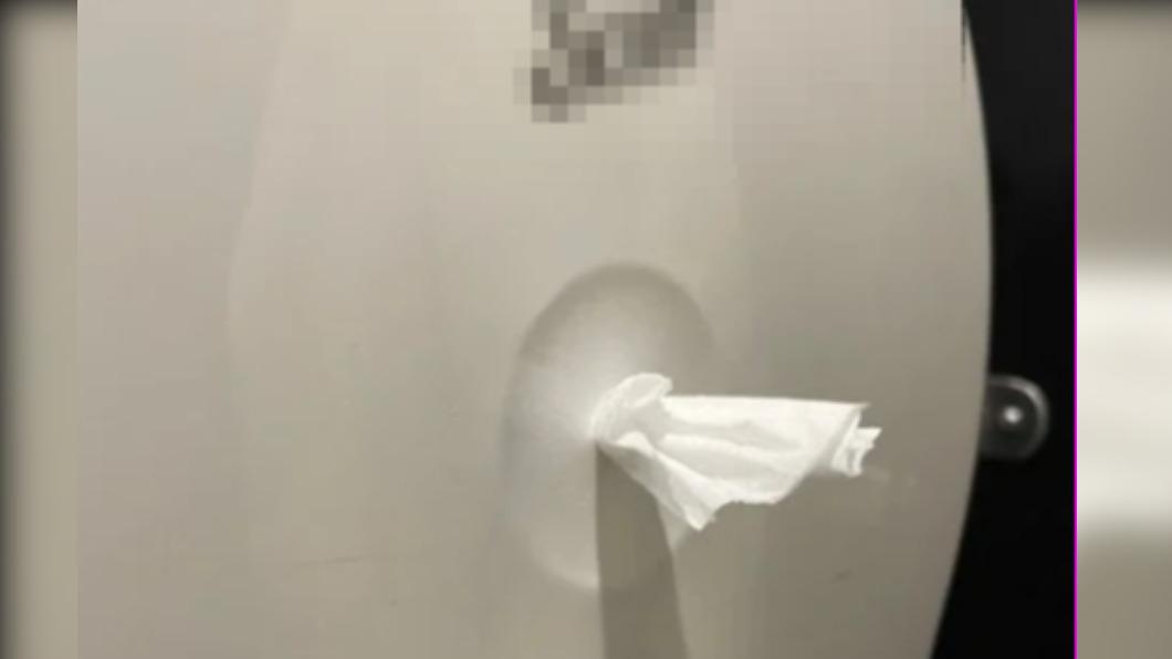 有網友指出公廁滾筒式的衛生紙讓她非常不習慣。（圖／翻攝自Dcard）