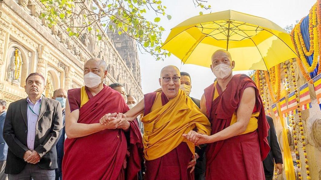 達賴喇嘛（中）到印度佛教聖地菩提迦耶為西藏祈福。（圖／海鵬提供）