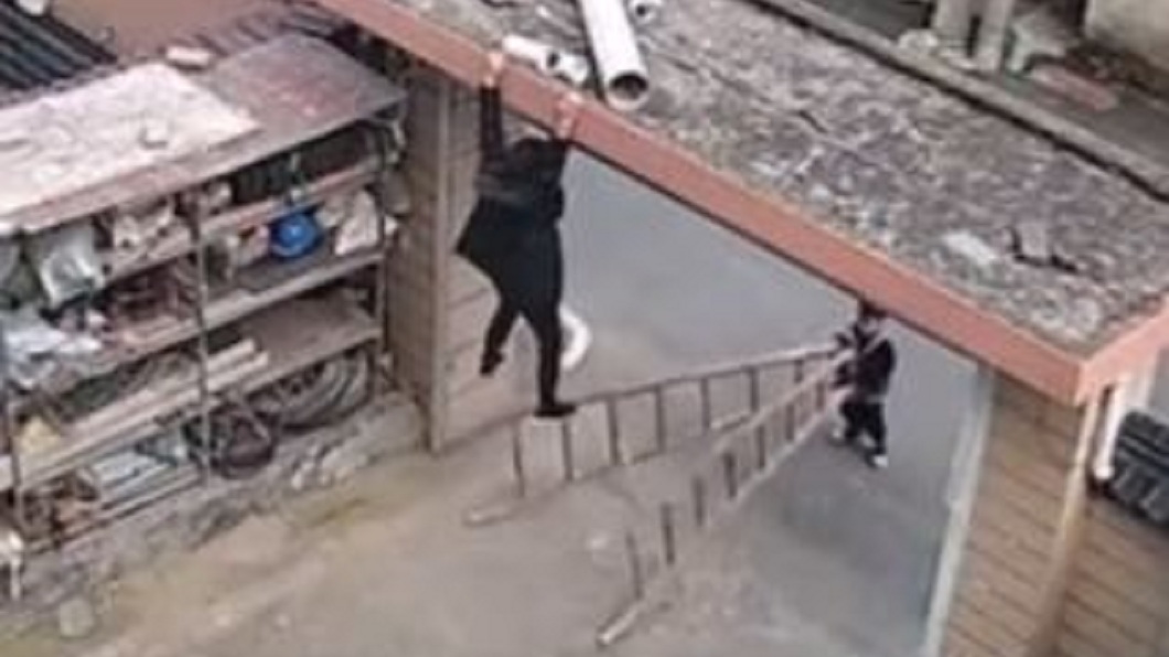 中國浙江一名阿嬤要爬上去撿球結果不小心把梯子踢倒了。（圖／翻攝自微博）