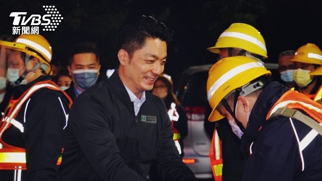 台北市長蔣萬安前往信義區慰勞清潔隊員。（圖／中央社）