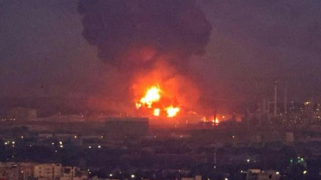 伊朗西北部最大工業區沙希德薩利米（Shahid Salimi）內的一間油漆工廠，26日晚間發生爆炸，造成至少65人受傷。（圖／翻攝自 推特@anitablian）