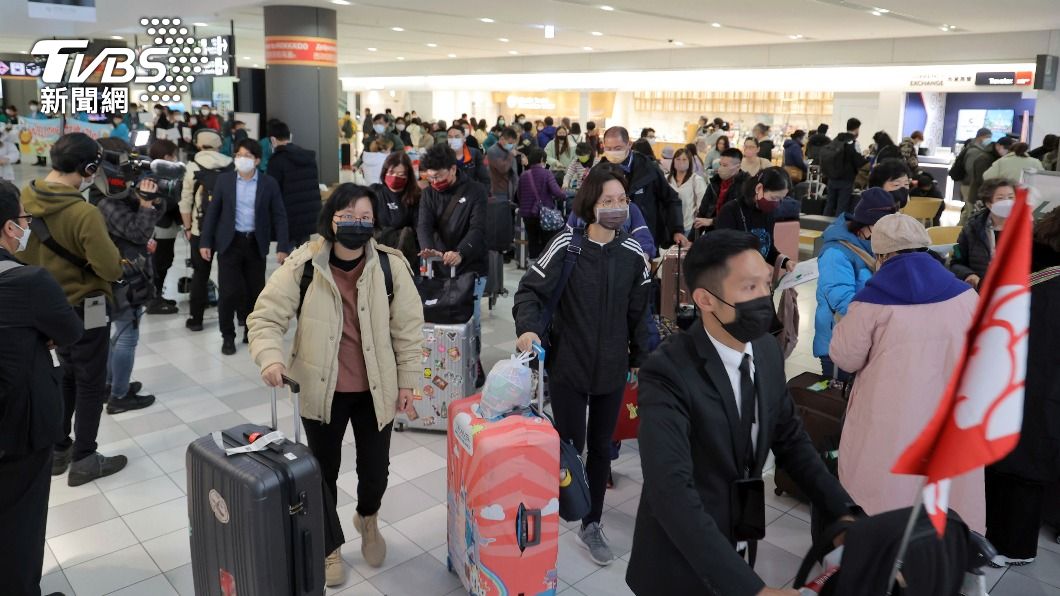 面對中國大陸將大開國門，日本當局趕緊宣布，自中國入境的旅客、7日內旅遊史到過中國的旅客都要全面進行病毒篩檢。（圖／達志影像美聯社）