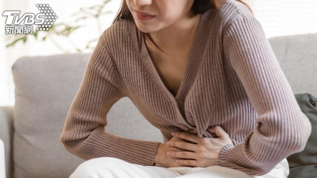 胃腸脹氣不只是會導致腹部悶脹，還可能會有痙攣、想吐等症狀。（示意圖，與事件無關／shutterstock達志影像）