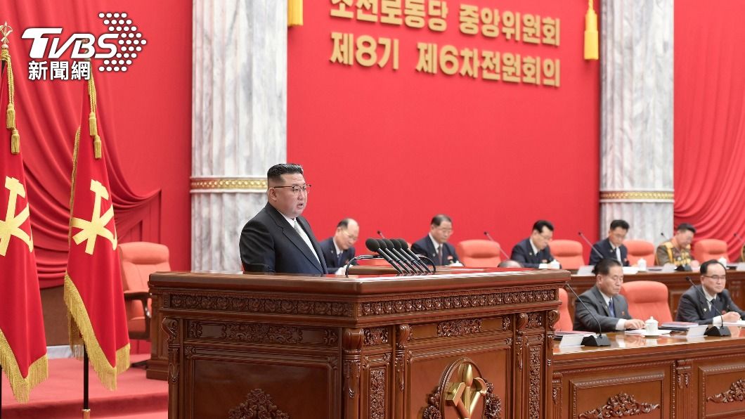 北韓領導人金正恩出席勞動黨第八屆全體會議，對無人機入侵南韓領空隻字未提。（圖／達志影像路透社）