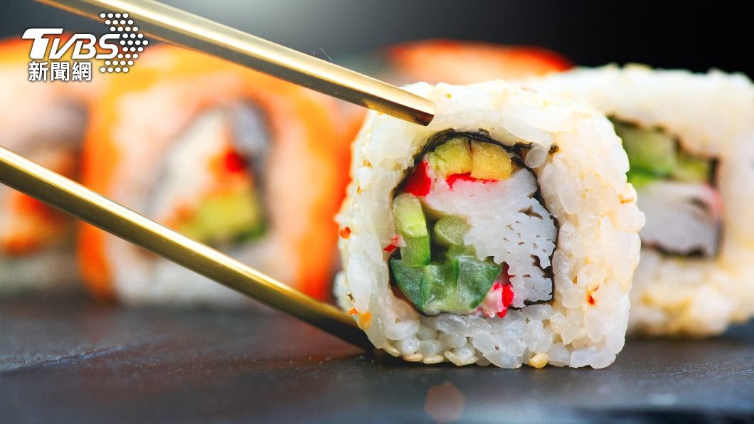 網友發現自己吃完的壽司竟被添加了「老人味」。（示意圖／Shutterstock達志影像）