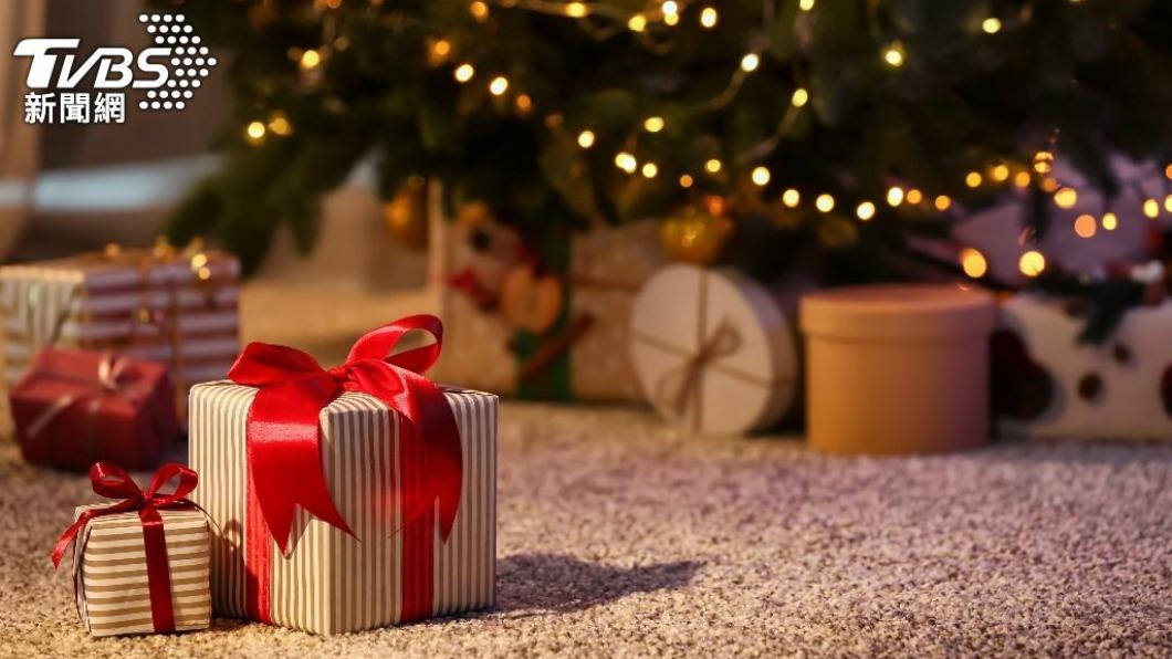 每到耶誕節或跨年期間許多人會玩起交換禮物遊戲。（示意圖／shutterstock達志影像）