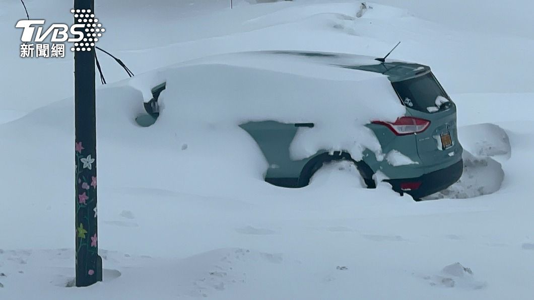 水牛城路邊隨處可見被大雪覆蓋的汽車。（圖／達志影像美聯社）