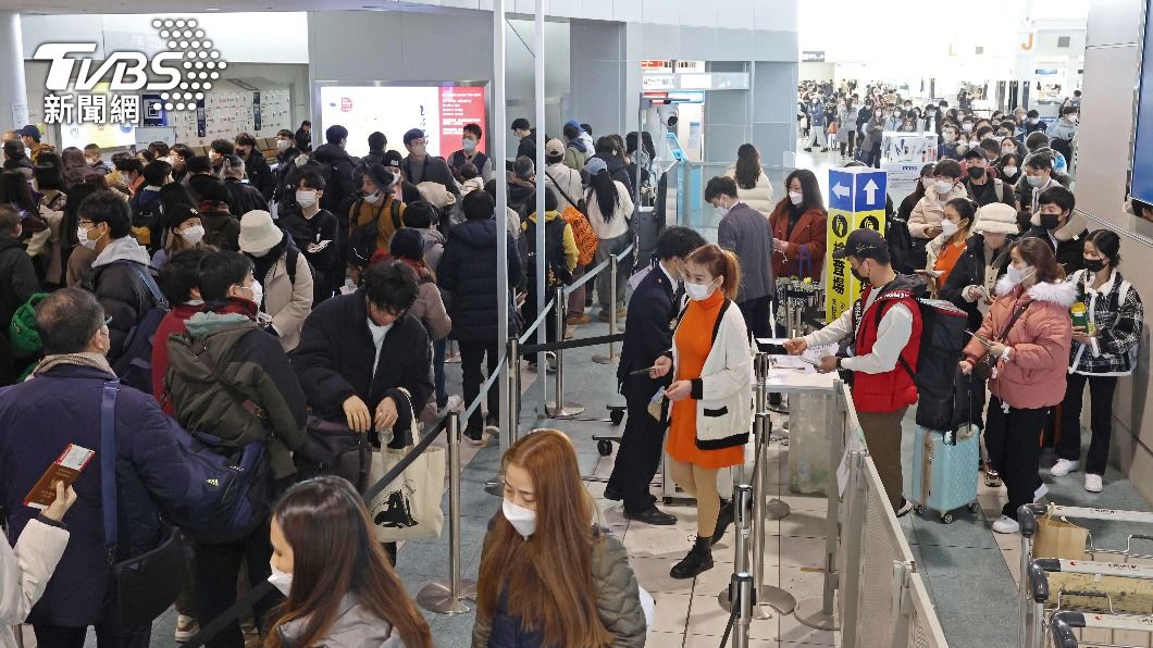 日本今年10月開放自由行觀光客入境，觀光業終於開始慢慢復甦。日本沖繩那霸機場。（圖／達志影像美聯社）