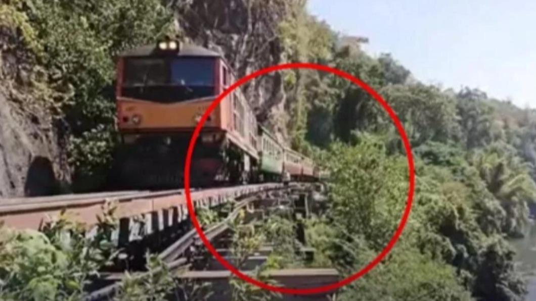 45歲愛爾蘭男子近日前往泰國旅遊，在搭乘火車行經泰緬鐵路（Burma Railway）時為自拍摔亡。（圖／翻攝自《海峽時報》）