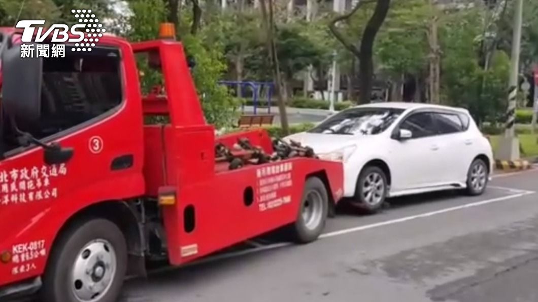 毒駕男的車輛被查封拖走。（圖／TVBS）