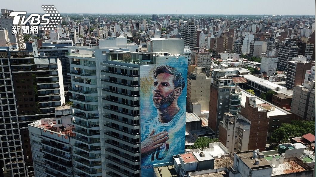 在阿根廷羅薩里歐，位於巴拉那河畔的一棟大樓邊有著梅西的巨幅畫像。（圖／達志影像美聯社）
