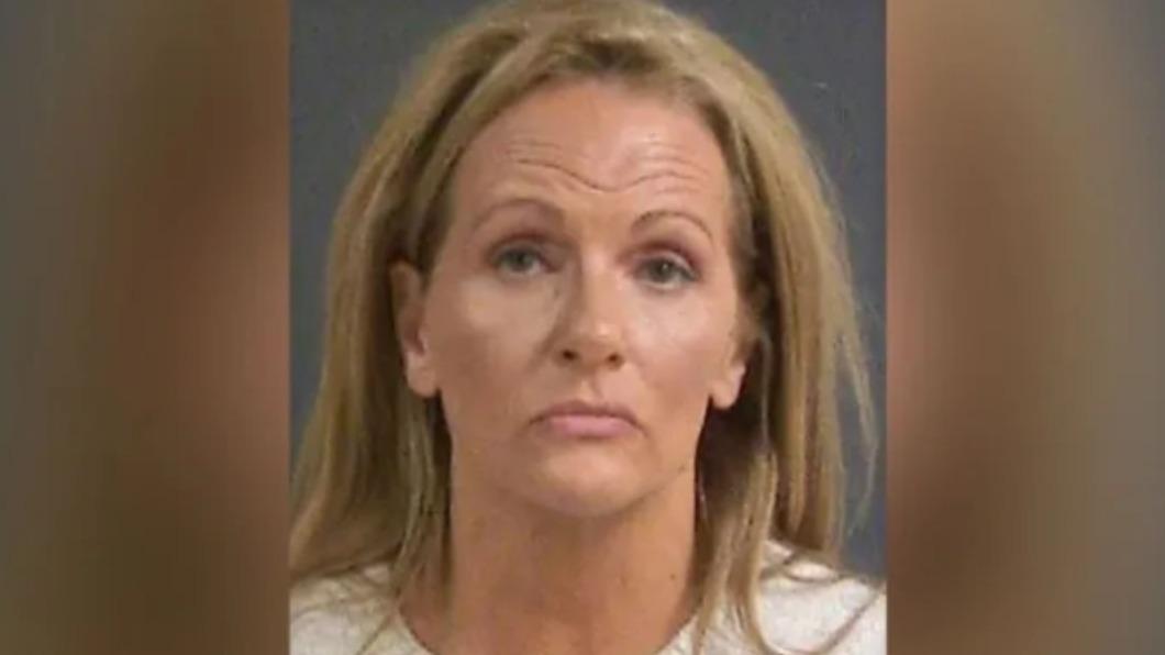 美國一名婦女在機場動手毆打丈夫被警方逮捕。（圖／翻攝自《Fox News》）