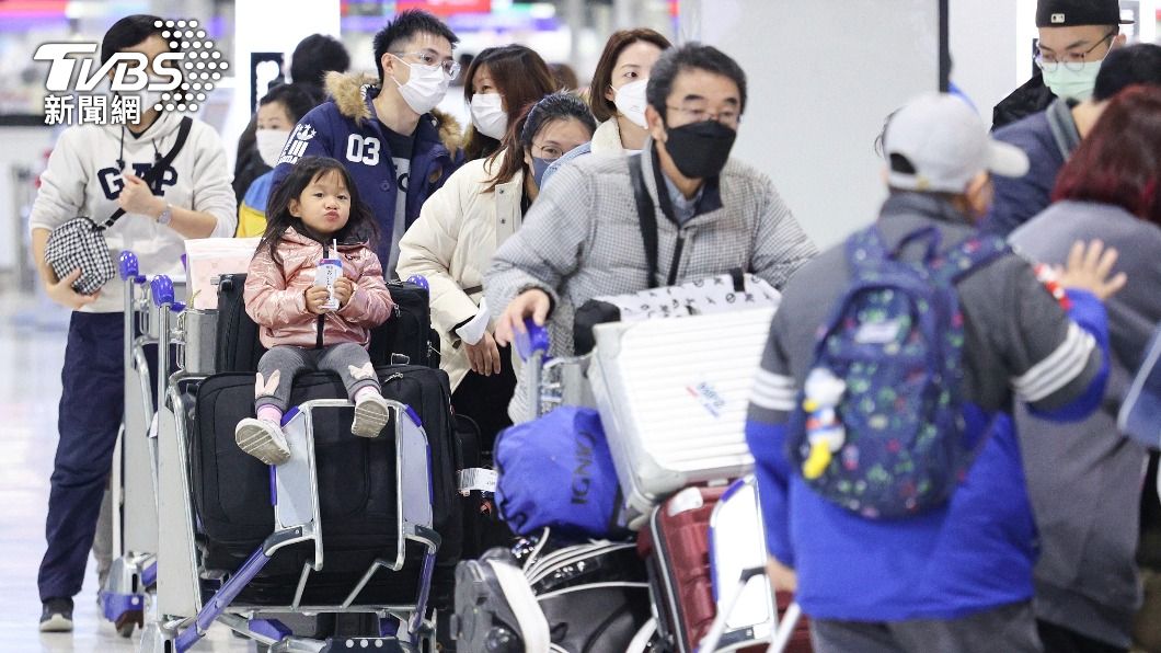 10月鬆綁邊境管制後，日本機場擠滿旅客。（圖／達志影像美聯社）