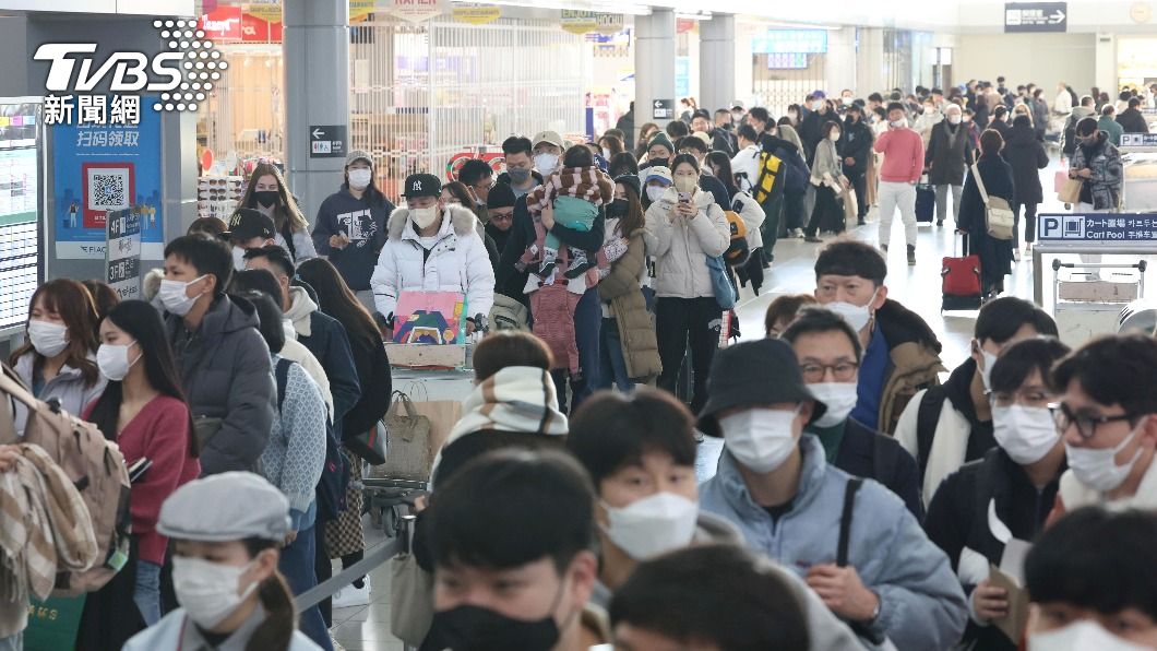 日本機場出現大量返鄉出遊人潮。（圖／達志影像美聯社）
