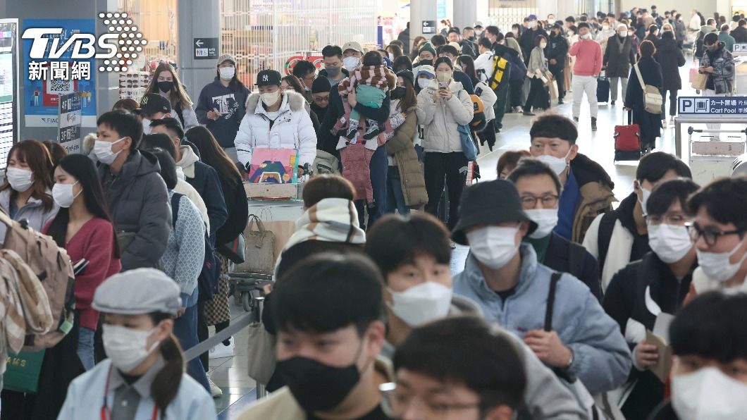 日本九州福岡的福岡機場擠滿了準備出遊、返鄉的旅客們。（圖／達志影像美聯社）