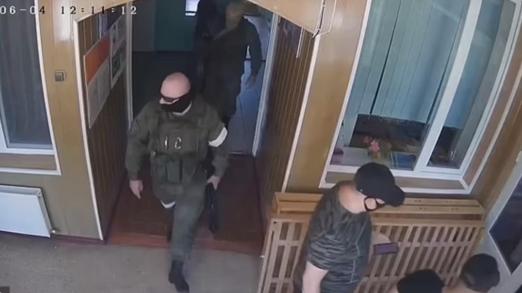 烏克蘭一間孤兒院的監視器影像拍下，俄羅斯武裝士兵與聯邦安全局（FSB）特工闖入尋找兒童。（圖／翻攝自《每日郵報》）