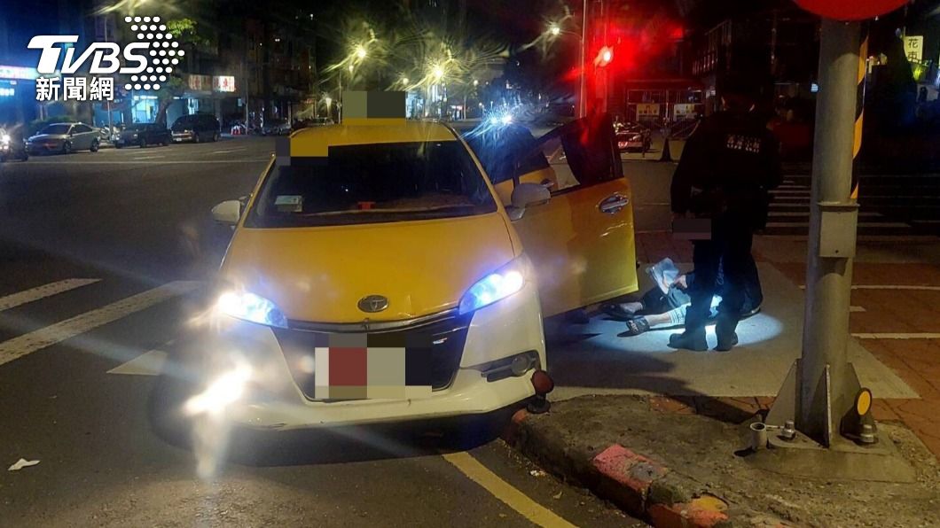 計程車直接停在路口，警方以為發生車禍，主動上前盤查。（圖／TVBS）