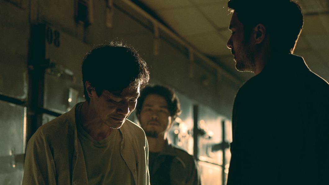 薛仕凌（左）在《台灣犯罪故事》單元劇「出軌」中飾演嫌疑犯。（圖／Disney+提供）