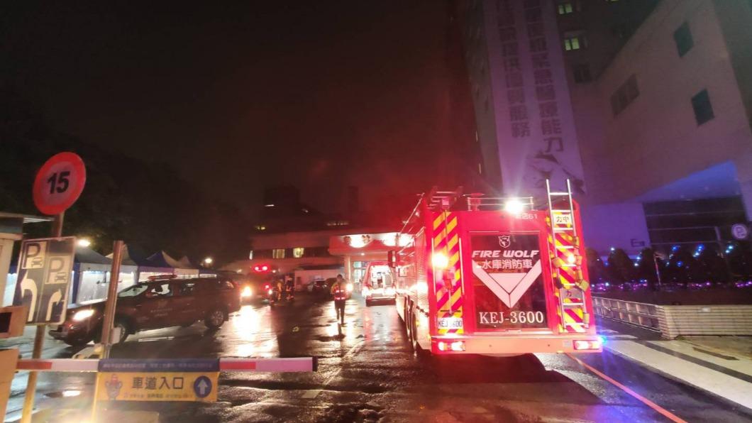 新店耕莘醫院凌晨傳出火警，原因竟是家屬在病房內焚燒線香。（圖／民眾提供）