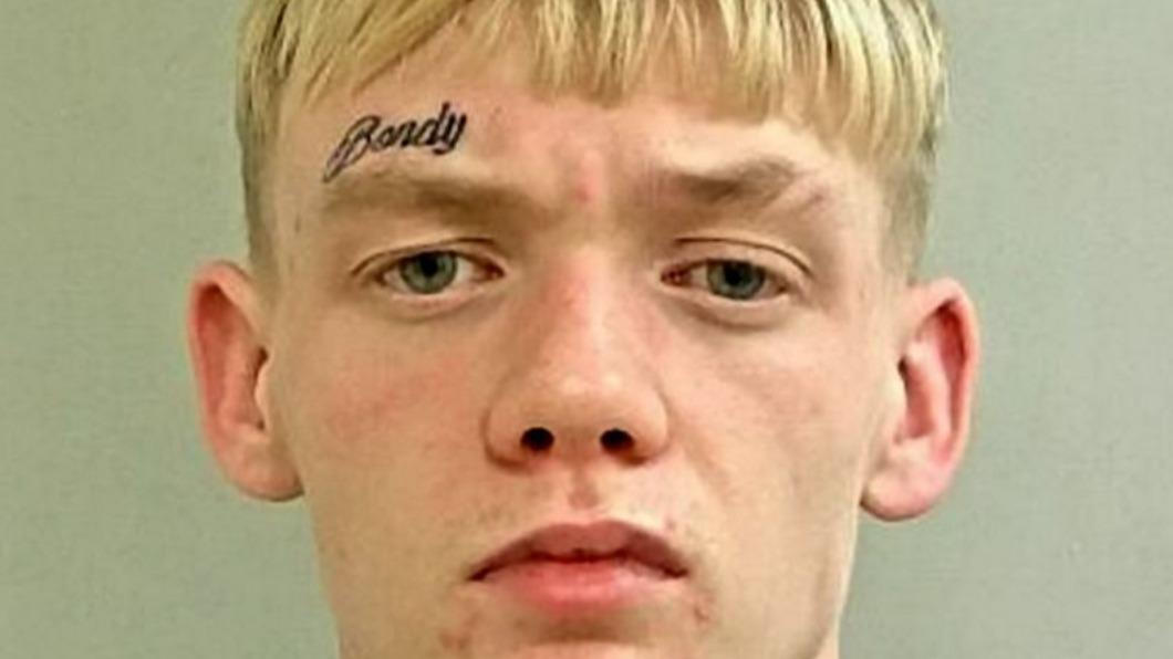 英國19歲通緝犯邦德（Kieran Bond）臉上刺有自己的小名「Bondy」，警方仍遍尋不著他的下落。（圖／翻攝自《每日星報》）