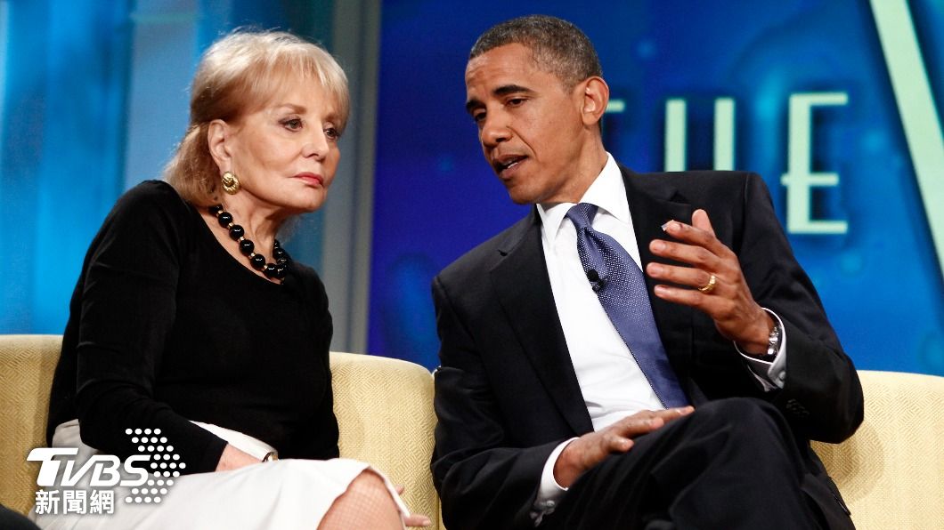 曾是美國電視圈的「主播一姐」，芭芭拉・華特斯（左）專訪前總統歐巴馬。（圖／達志影像路透社）